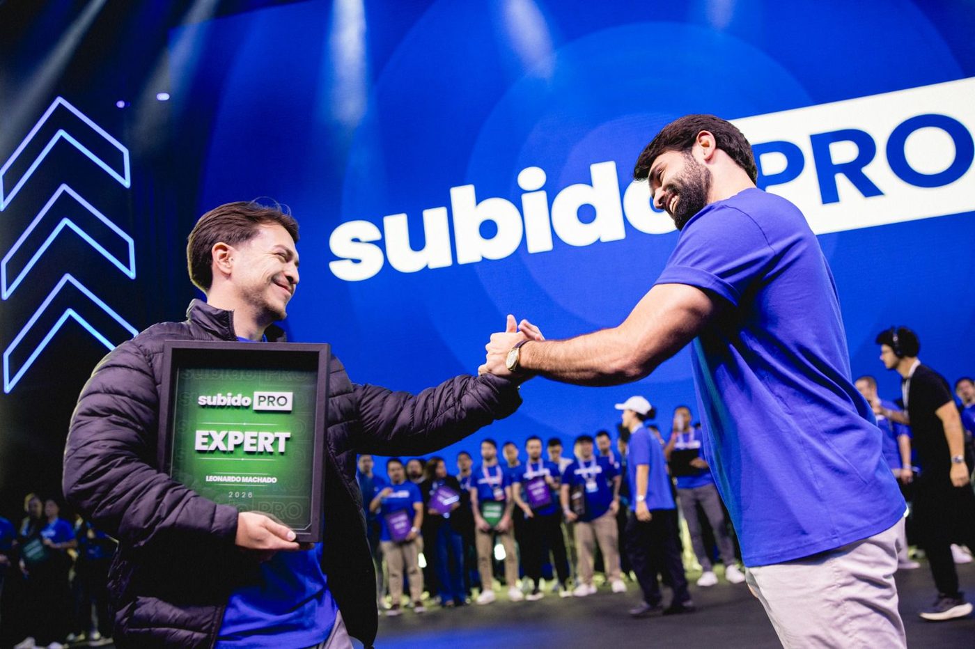 Leonardo Machado recebendo o prêmio Subido PRO Expert no palco