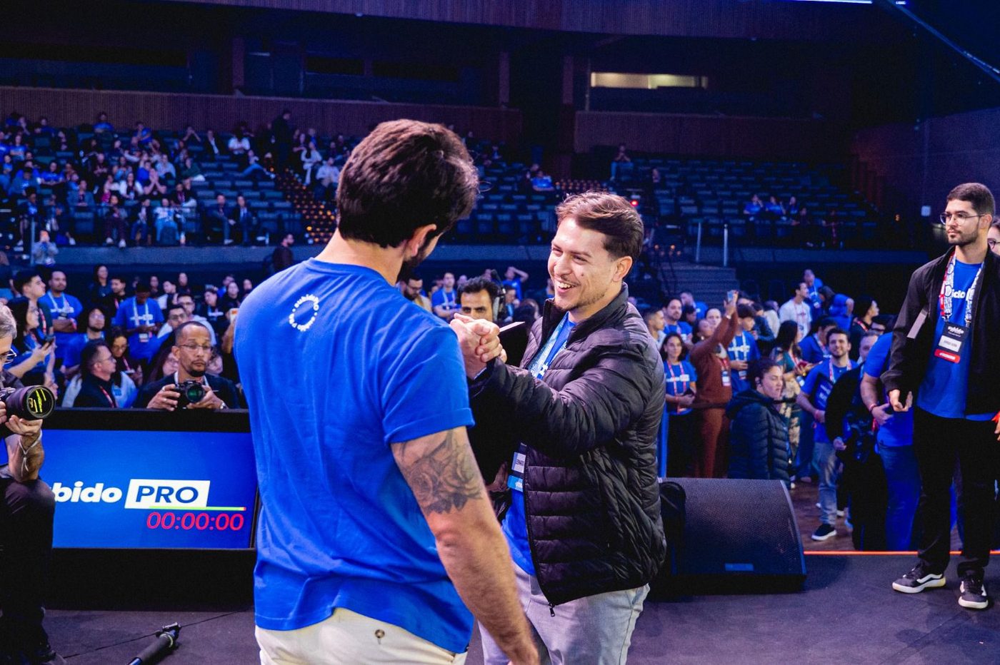 Leonardo Machado no evento Subido PRO, em frente a um grande público