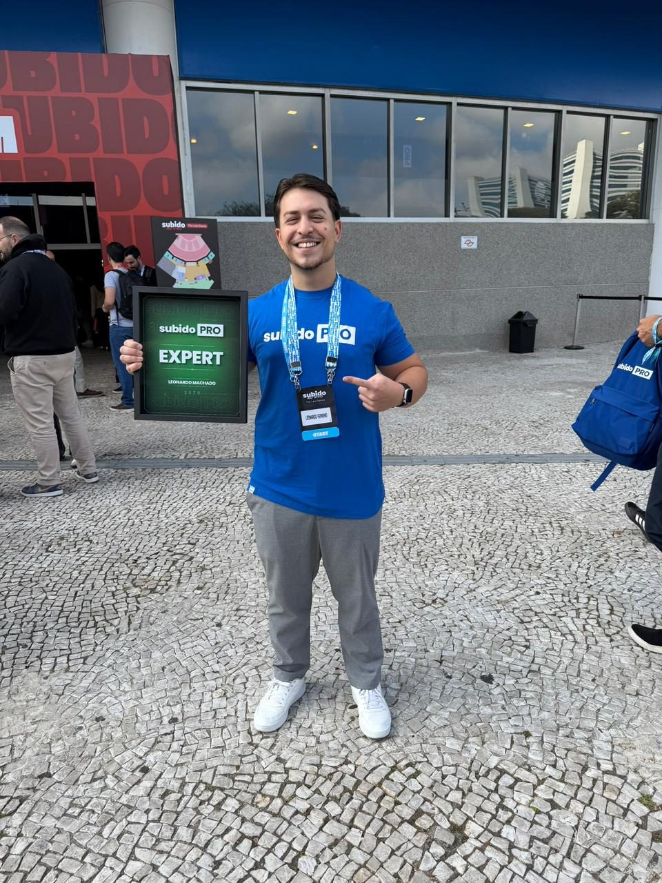 Leonardo Machado com a placa de premiação Subido PRO Expert